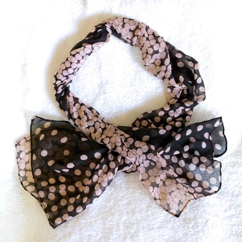 Scarf with dots design
